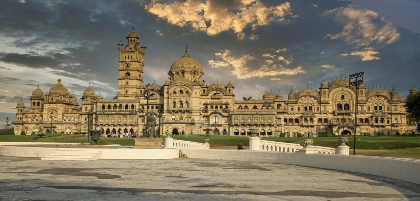 https://api.cabexpresso.com/media/destination_images/Vadodara.jpg.jpg